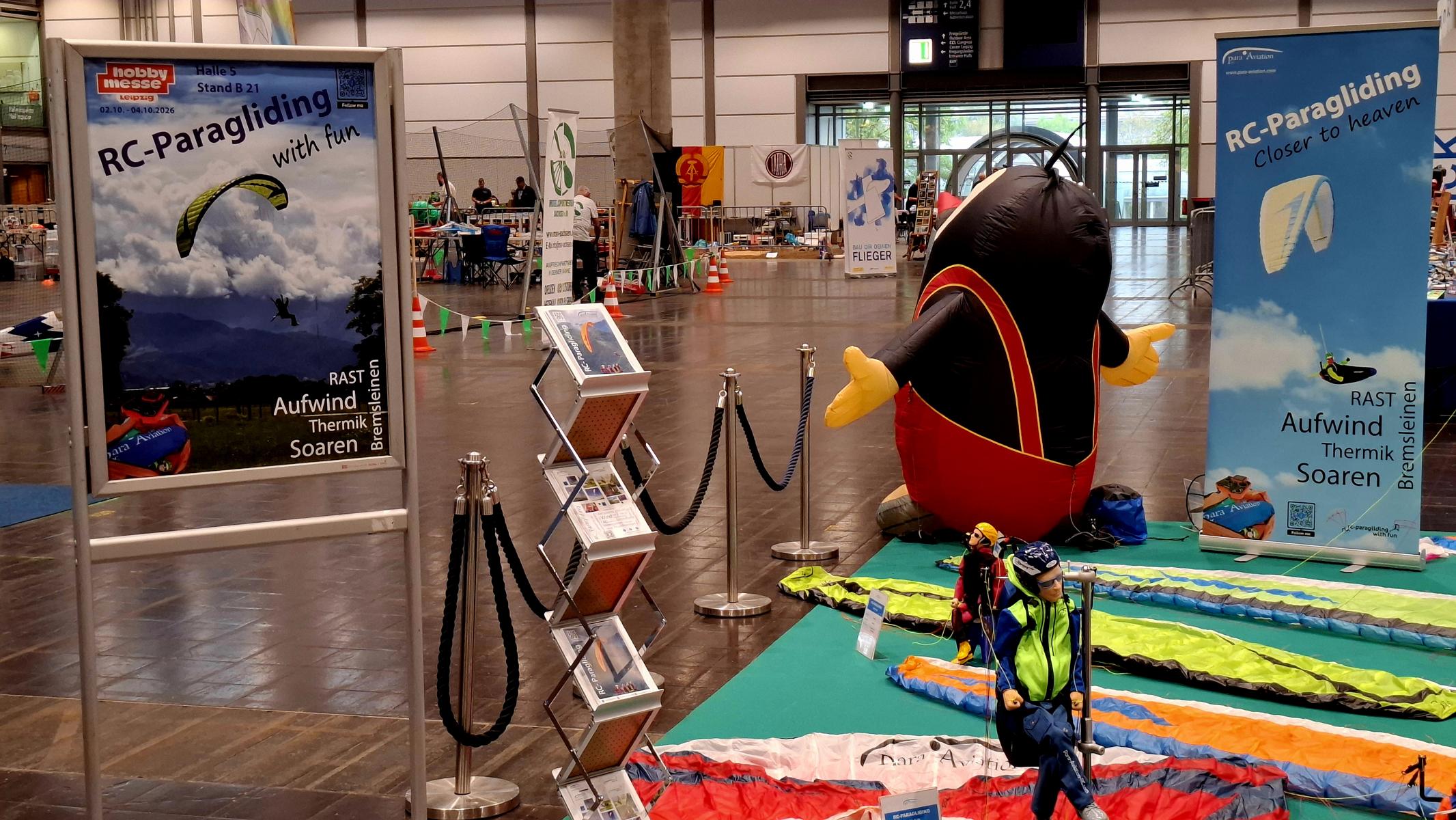 Hobbymesse Leipzig 2026 Halle 5 Stand B21 RC-Paragliding with fun. Plakatständer, Sitzgurtzeug Libra ST und Sitzgurtzeug Noah ST