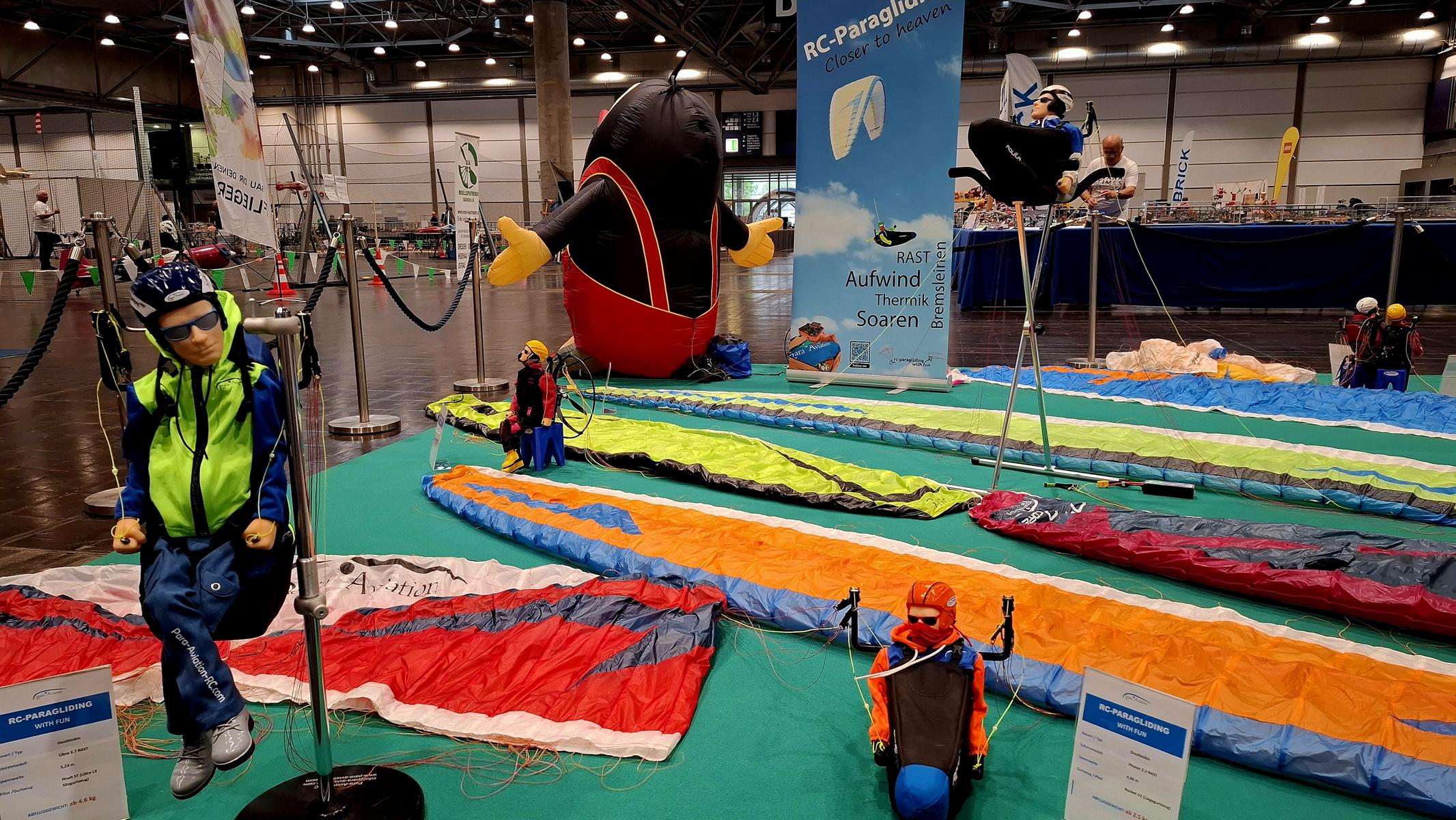 Hobbymesse Leipzig 2026 Halle 5 Stand B21 RC-Paragliding with fun. Plakatständer, Sitzgurtzeug Libra ST und Sitzgurtzeug Noah ST, Liegegurtzeug Rocket V2