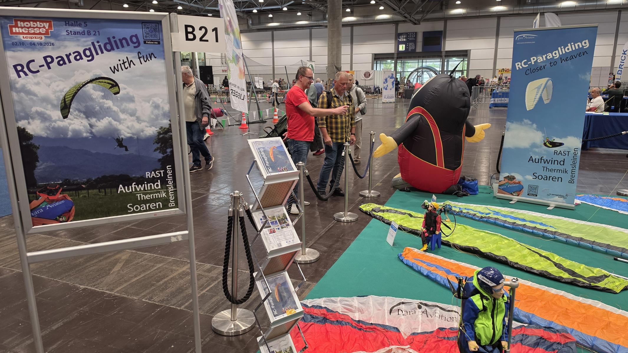 Hobbymesse Leipzig 2026 Halle 5 Stand B21 RC-Paragliding with fun. Roland Richter erklärt Besuchern einen RC-Gleitschirm