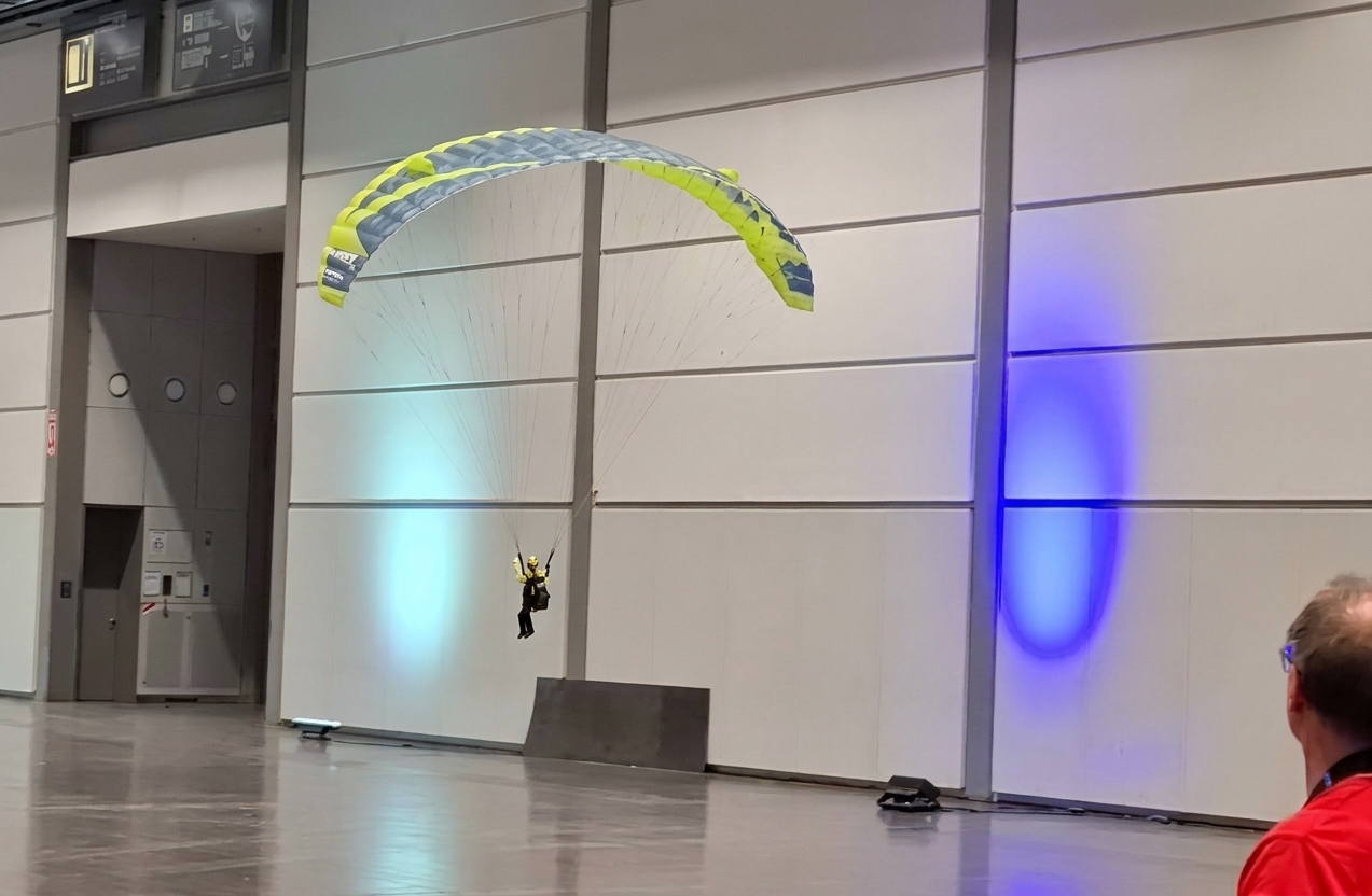 RC-Gleitschirm NYRO X Flugspaß in der Halle!